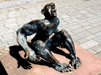 2017-08-16, Fotoalbum Goslar, Bronzeskulptur vor der Jacobi-Kirche (Walter Kaune 1992) web  Goslar, Bronzeskulptur vor der Jacobi-Kirche (Walter Kaune 1992)
